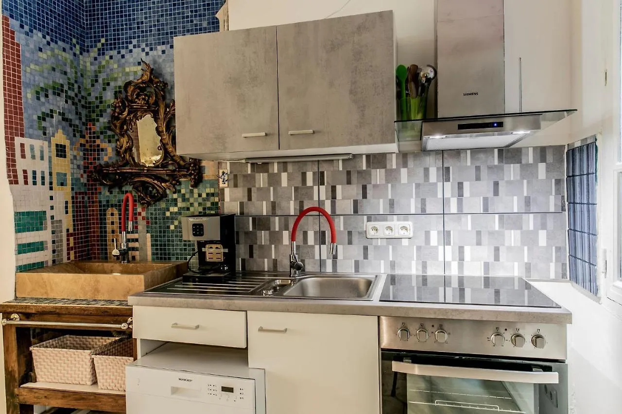 Montmartre Apartments - Androuet Paris