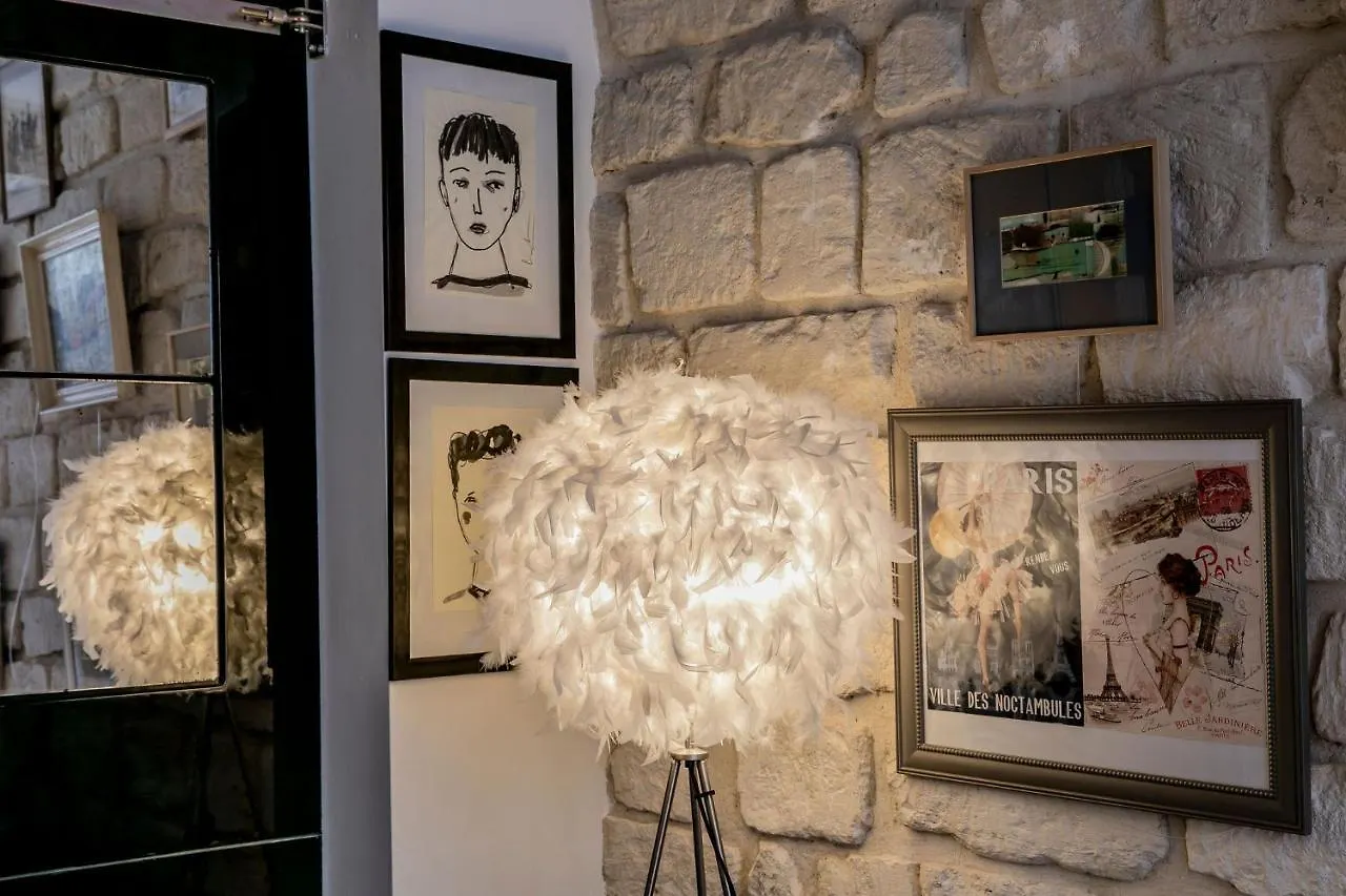 Montmartre Apartments - Androuet Paris France